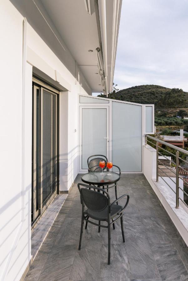 Lychnos Apartments Kamilari Bagian luar foto